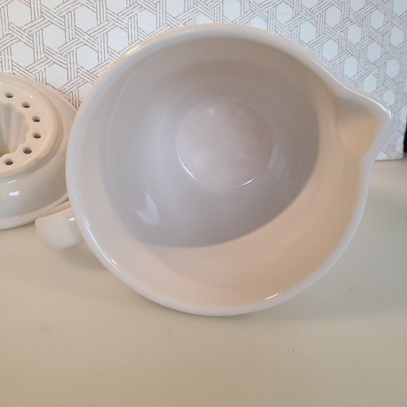 Rae Dunn JUICE Citrus Juicer Pitcher w/Removable Lid - White Ceramic Magenta - Picture 6 of 8